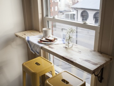 Szeroka, solidna, drewniana deska służąca za stół. Umcowana zostala tuż przy oknie, dzięki czemu domownicy mogą podczas...