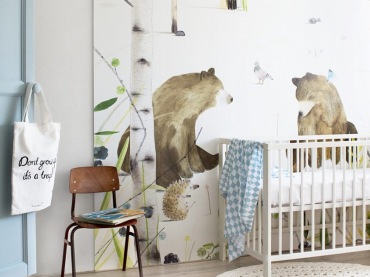 Aranżacja pokoju dziecięcego jest bardzo inspirująca. Ścianę zdobi efektowna tapeta z przyjemnym motywem lasu....