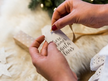 Za pomocą małej karteczki z życzeniami ozdobimy prezent. Na drugiej stronie można napisać imię obdarowanej...