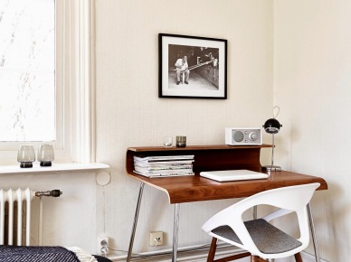 Profilowany brązowy blat biurka z półką na metalowych płozach z drewnianym krzesłem z białym siedziskiem (25612)
