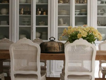 klasyczne, trochę stylizowane na wiejskie, wnętrze salonu i kuchni. Przewodni kolor, to szarość i biel. Eleganckie...