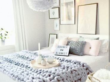Aranżacja sypialni jest bardzo romantyczna. Jasne kolory wnoszą łagodny klimat, a poduszki i gruby koc potęgują...