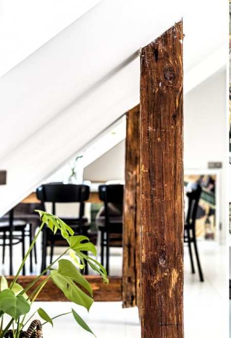 Drewniane belki w aranżacji mieszkania na poddaszu
