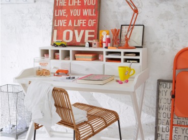 Ściana z białej cegły,aranżacje z cegłą, skandynawska stylizacja,biały kącik do pracy,czerewona typografia,domowe biuro (33146)