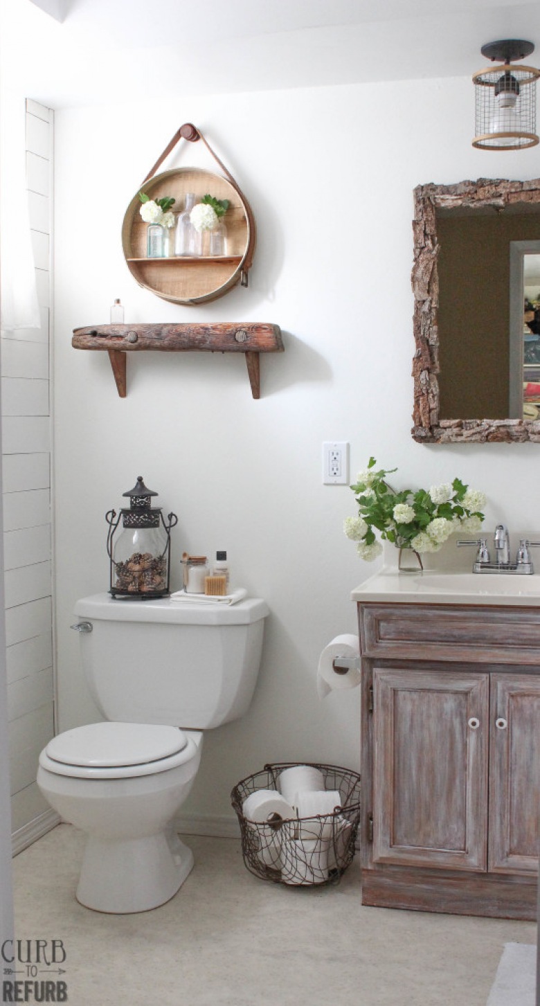 Naprawdę efektowne before & after łazienki, czyli przemiana z ciemnej małej przestrzeni w rozbieloną rustykalną oazę! (44014)