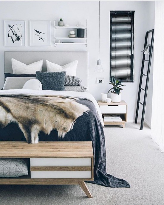Aranżacja sypialni z niebieskimi dodatkami i drewnianym łóżkiem