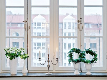 Zielone akcenty wprowadzają wiele naturalności do wnętrza. Biała sypialnia zyskuje na romantycznej aurze oraz na...