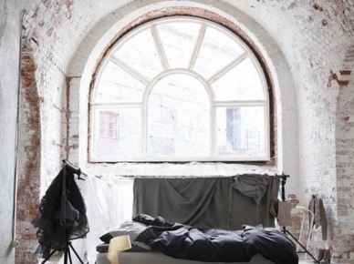 Sypialnia w starych murach z cegły (16684)