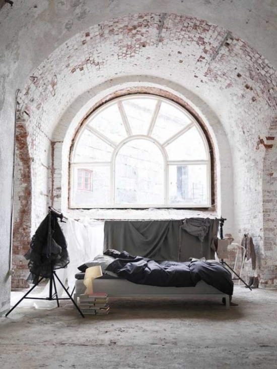 Sypialnia w starych murach z cegły