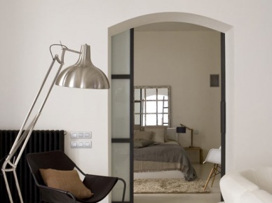 Architektura studio ylab - odnowiony do perfekcji apartament w  starej dzielnicy gotyckiej Barcelony. Biały od podłogi do sufitu, czarne akcesoria i szczegóły, dywany, duże pluszowe sofy z poduszkami pokryte w neutralnych kolorach dają spokojną atmosferę, jasne i proste i...