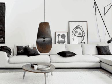Skandynawski salon w nowoczesnym stylu z sofą,grafikami i kinkietami  z wysięgnikem (21360)