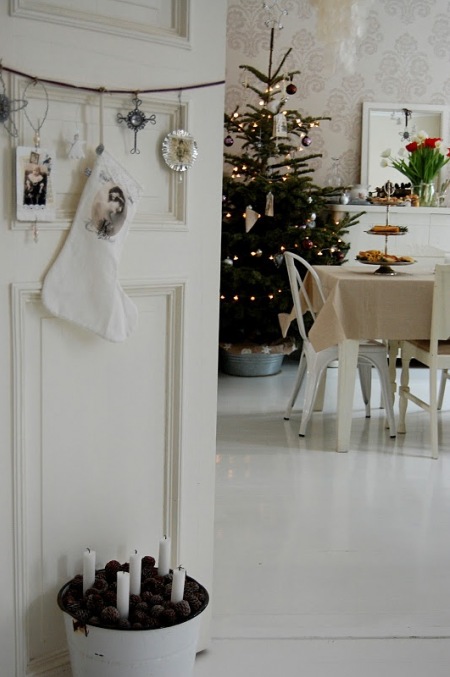 Białe wiaderka metalowe z szyszkami,białe wnętrza w świątecznej aranżacji,choinki w ocynkowanych wiadrach,pojemniki druciane z choinkami,naturalne drzweko choinka w kuchni,zielone choinki w naturalnych dekoracjach,choinka ze świeczkami,skandyn