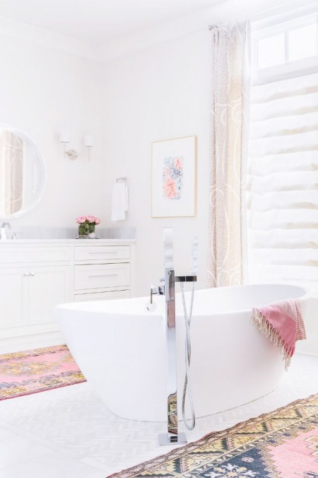 Biała łazienka z różowymi dodatkami