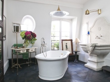 pokój kąpielowy w antycznym stylu - dopieszczony eleganckimi , metalowymi meblami - wszystko na wysokim poziomie !