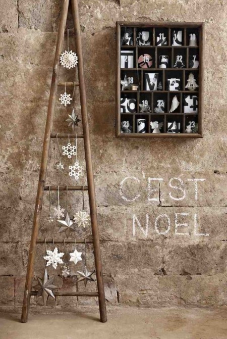 Dekoracyjna drabina z drewna z białymi światecznymi gwiazdkami,drewniana półeczka ze świątecznymi drobiazgami