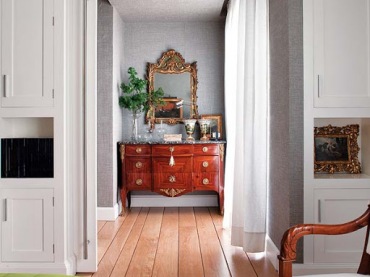  Dwie olbrzymie fotografie Coco Chanel   są wydrukowane na drzwiach szafy - piękny art deco apartament zlokalizowany w...