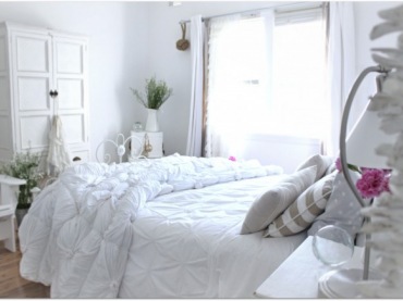 piękna, romantyczna sypialnia cała spowita w koronkach - warto zwrócić uwagę , jak do metalowego,koronkowo wykonanego...