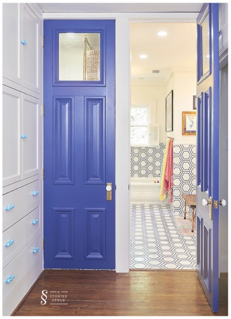 Niebieskie drzwi od łazienki