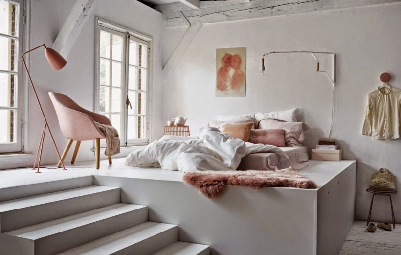 Skandynawska sypialnia,łóżko na podeście,podesty w sypialni,sypialnia w stylu skandynawskim,wysokie pomieszczenia,jak urządzić sypialnię z wysokimi sufitami,miedziany kolor we wnetrzach,miedziane dodatki,skandynawska lampa podłogowa,różowe