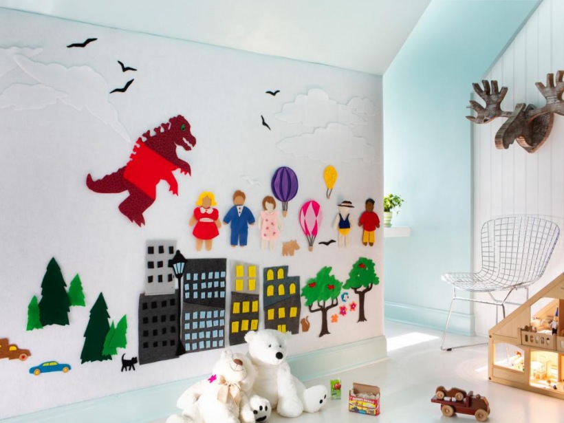 Ściana z kolorową dekoracją w pokoju dziecięcym
