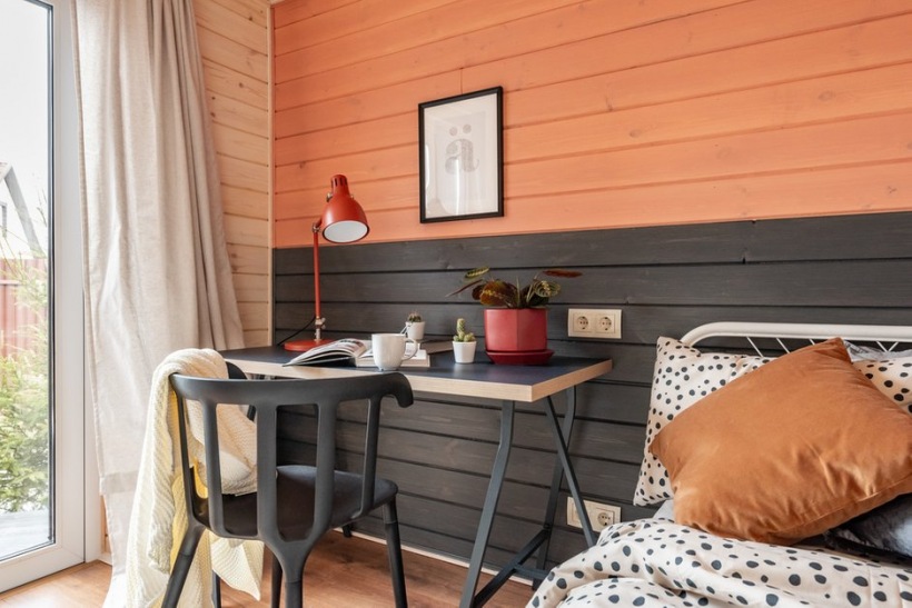 Eklektyczny drewniany pokój z biurkiem