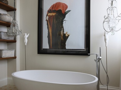 Drewniane półkiz wiklinowymi pojemnikami we wnęce ściany w łazience z owalną wanną, żyrandolem i nowoczesnym obrazem na ścianie (27061)
