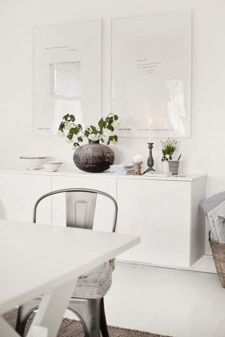 Biała wisząca komoda w nowoczesnej jadalni w stylu skandynawskim
