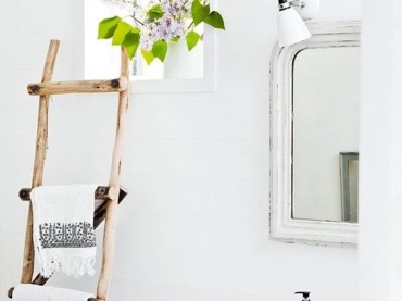 Drewniana drabina ładnie wyróżnia się na białym tle. W łazience pełni funkcję wieszaka i wnosi do wnętrza sporo...