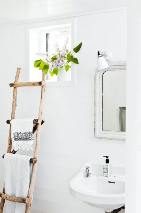 Drewniana drabina w białej łazience