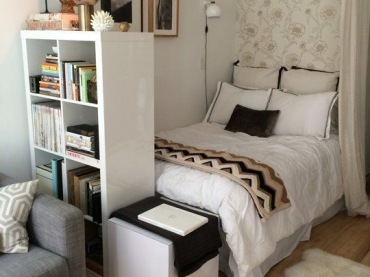 Strefę sypialnianą w pokoju dla nastolatka można łatwo wydzielić za pomocą regału. Mały pokój urządzono w...