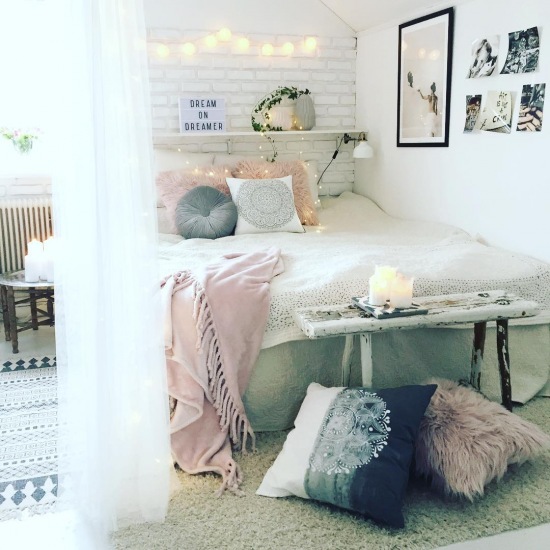 Mała romantyczna sypialnia wydzielona w pokoju