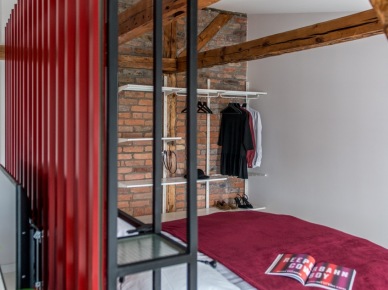 Aranżacja sypialni ze ścianą z cegieł i czerwonymi dodatkami (56057)
