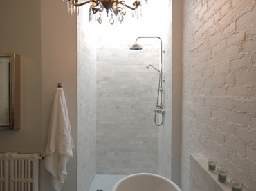 Ściana z białych cegieł w łazience (31456)