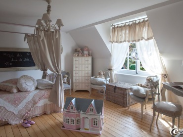 Pokoje dziecięce dopasowano do tradycyjnego stylu całego domu.Piękny dom z piękną duszą - dom z młyńskiego kamienia...