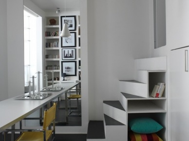 Biała i nowoczesna  jadalnia z dużym lustrem na ścianie i pomysłowych schodach ze schowkami (23676)