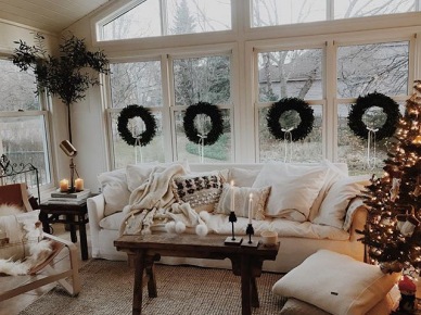 Wieńce świąteczne w oknach salonu z białą sofą (55443)