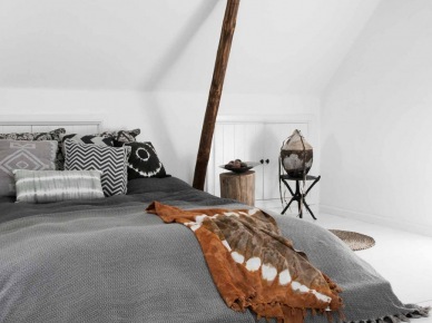 Jak urządzić sypialnię na poddaszu z drewnianymi belkami ? (48414)