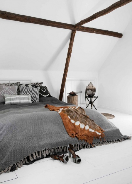Jak urządzić sypialnię na poddaszu z drewnianymi belkami ?