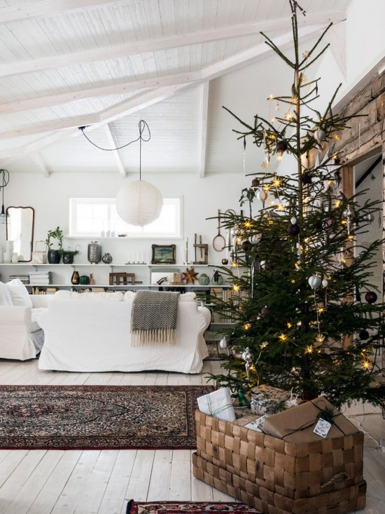 Choinka jako świąteczna dekoracja salonu w białym drewnie