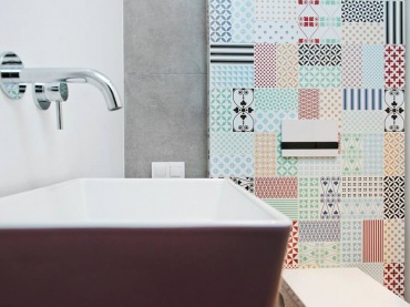 Oryginalna ściana w łazience tworzy nieco abstrakcyjną przestrzeń, nawiązującą do nowoczesnego klimatu. Dominująca szarość świetnie eksponuje wielobarwną mozaikę, która odważnie dekoruje...
