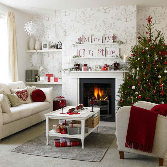 Biało-czerwony salon w świątecznej dekoracji