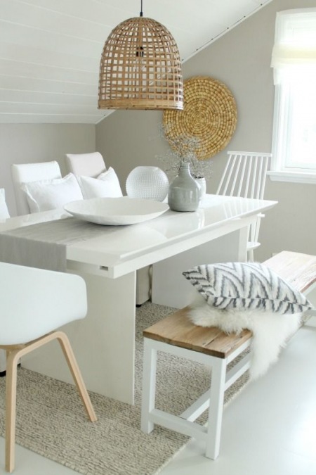 Pleciony ażurowy abażur z bambusa,biała ławka z drewnianym siedziskiem,bialy stół białe krzesła i poduszki w stylu skandynawskim