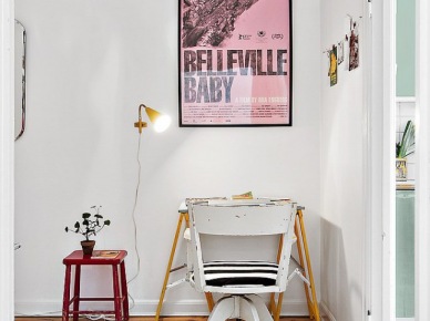 Mały  kącik biurowy z rózowym plakatem,malym stoliek i   białym krzeslem vinatge (25516)