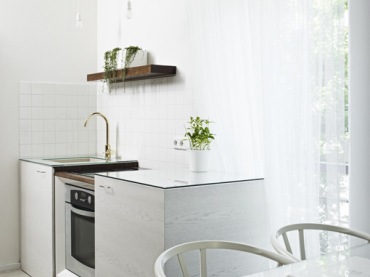 Biała kuchnia,biało-brązowe wnętrze,okładziny na scianę,orzechowe okleiny,orzech z połyskiem,nowoczesne wnetrze,jak urzadzić małe mieszkanie,eleganckie wnętrze (33787)