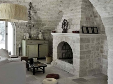 Aranżacja salonu z kominkiem w białym kamieniu (17004)