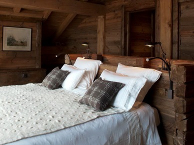 Biała aranżacja  sypialni w alpejskiej   rezydencji (20707)