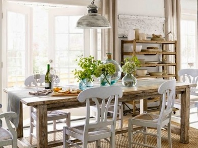 Beżowe zasłony,drewbniany stół rustykalny,metalowa patynowana lampoa wisząca i białe krzesła wiejskie w jadalni (28679)