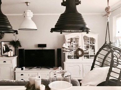 Biało-czarny salon z huśtawką w eklektycznym stylu (54581)