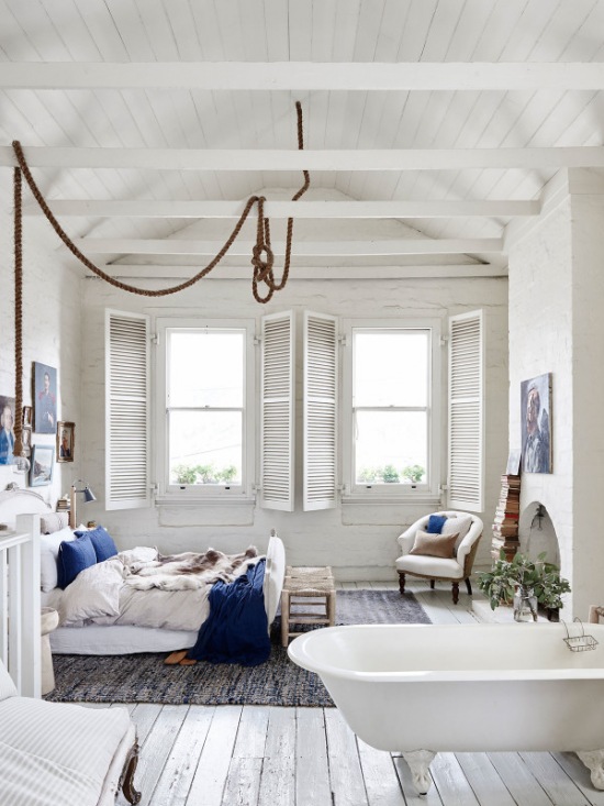 Sypialnia razem z łazienką  w bieli i błękitach w stylu rustykalnym