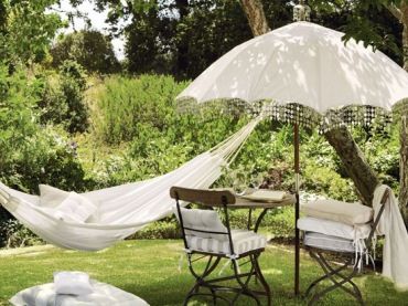 Relaks w ogrodzie,biały parasol,hamak,biała aranżacja ogrodu,kute meble, (33016)